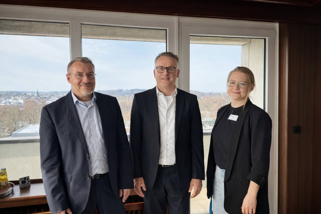 Foto: Detlef Bätz, Geschäftsführer der DianaKlinik, Oliver Brüggen, Geschäftsführer von magrathea und Mareike Hoffmann, Klinikmanagerin der DianaKlinik (v.l.n.r.)